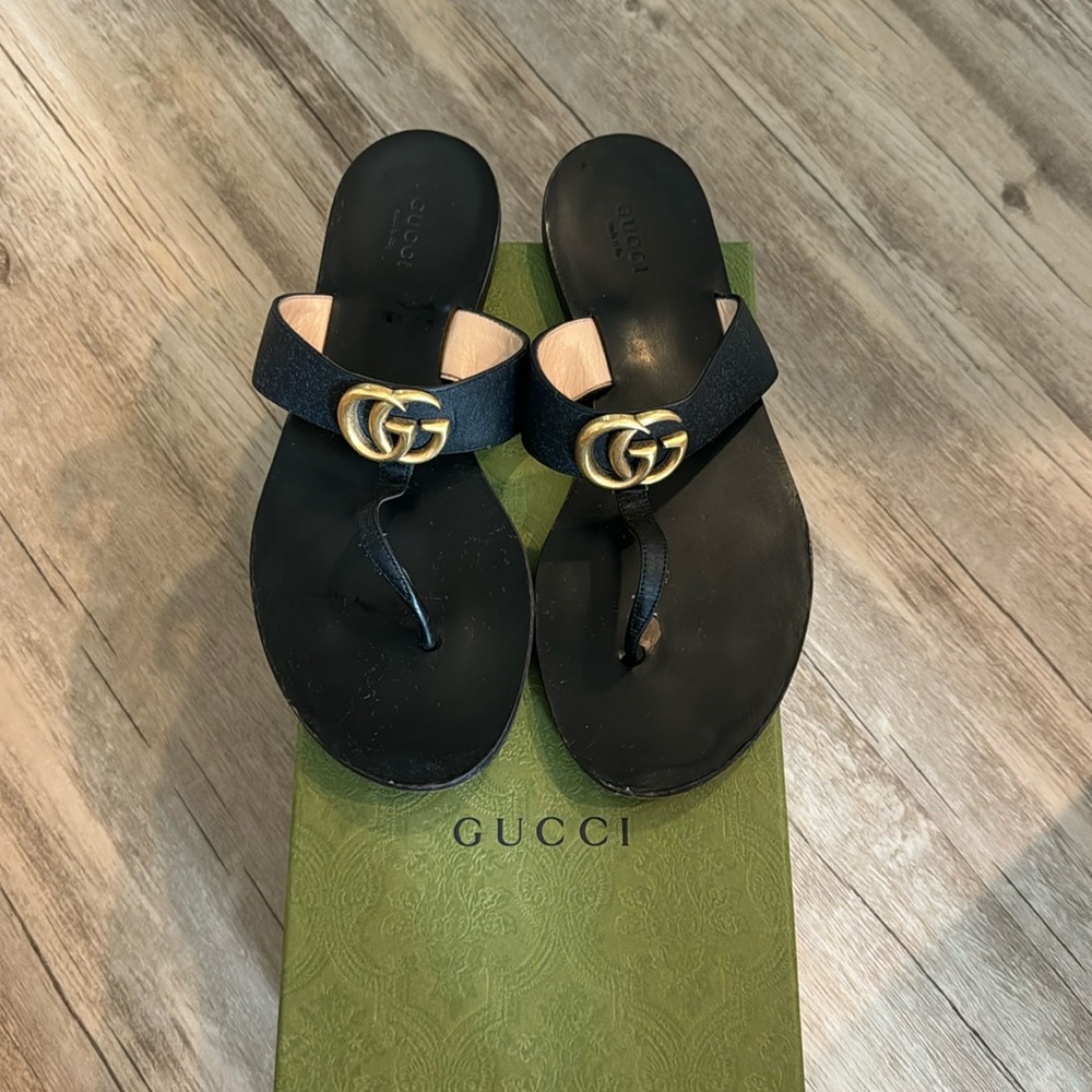 GUCCI LEATHER THONG SANDAL WITH DOUBLE G